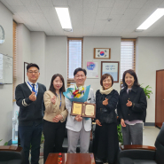 제이에스병원 유창훈 병원장이 표창 수여 후 함께 기념사진을 촬영하고 있다.