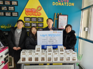 지역사회보장협의체 위원과 인영꿈터에서 율천동행정복지센터로 수제과자세트를 30개 기부하였다.