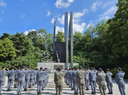 오산 초전기념관에서 해군들이 경례를 하는 모습