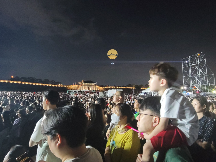 수원화성 연무대에서 펼쳐진 헤리티지 콘서트에 푹 빠져든 시민들