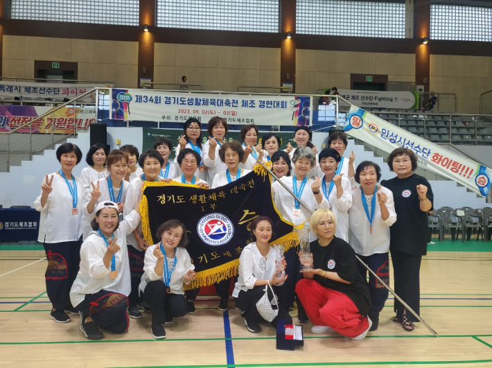 권선구 생활체육교실(건강생활체조, 일월공원) 수강생들이 대회가 끝난 후 기념사진을 촬영하고 있다.