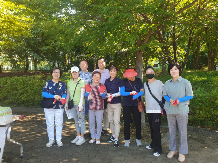 생태환경정비를 위해 모인 주민들과 오미자 송죽동장