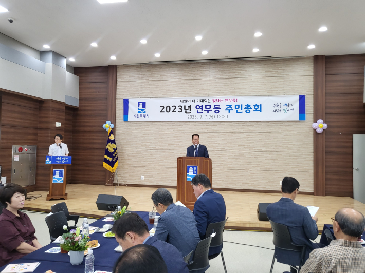 정경모 주민자치회장이 개회사를 하고 있다.