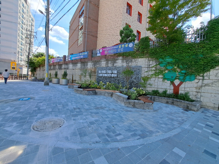 장안구에서 불법 컨테이너 치운 자리에 마을정원을 조성하였다
