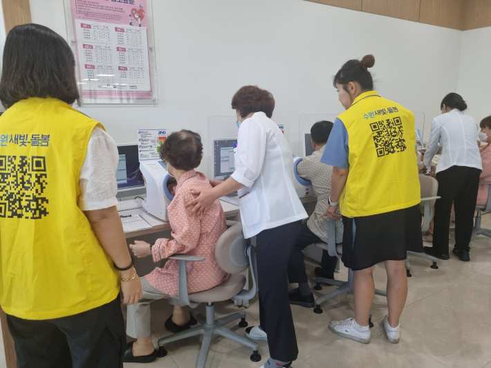 조원1동 새빛돌보미가 어르신들 건강검진에 동행보조를 하는 모습