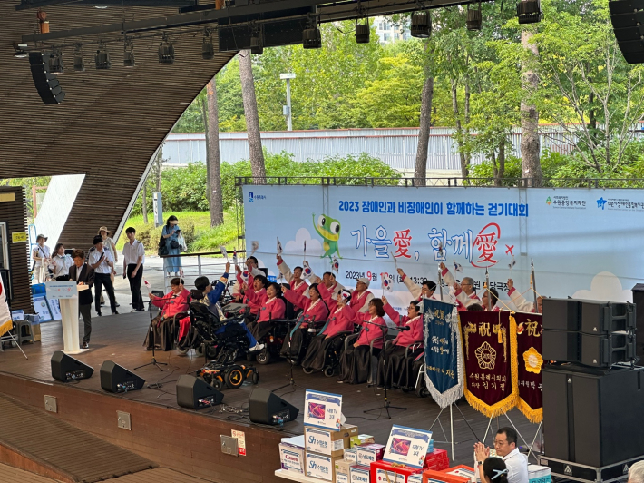 대한민국 휠체어 합창단의 '아름다운 나라' 노래 합창 공연