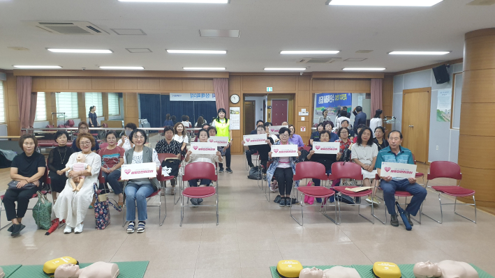 지난 13일 행궁동 행정복지센터 대회의실에서 열린 심폐소생술 교육현장