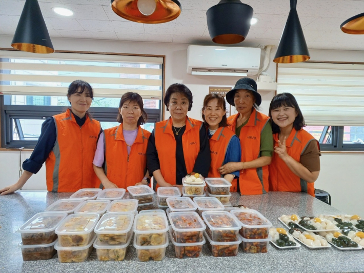 지역사회보장협의체 위원들이 함께 만든 반찬