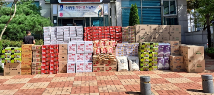 기부금 700만 원과 김, 라면 쌀 등 약 730만원 가량의 생필품이 모였다