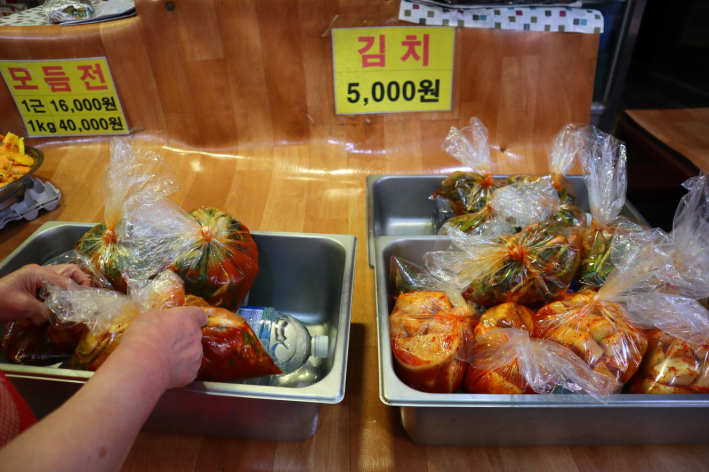 소분해서 판매하는 김치는 종류별로 구매해서 먹기 좋다. 