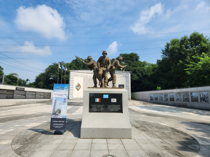 지지대고개에 있는 프랑스군 참전 기념비, 조형물