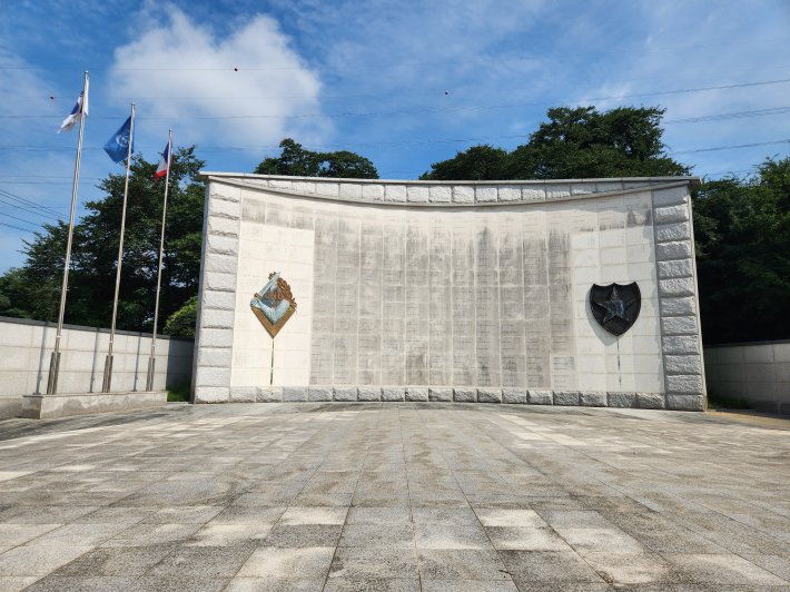 지지대고개에 있는 프랑스군 참전 기념비, 사망한 병사들의 이름이 새겨져 있다.