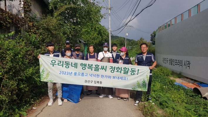 자치 단체원과 자원봉사자 등이 정화활동에 참여하고 있다.