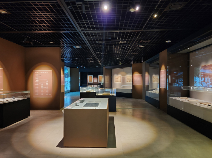 수원화성박물관에서 열리고 있는 '평강 채씨 가문의 문장가들' 특별전, 전시장 모습
