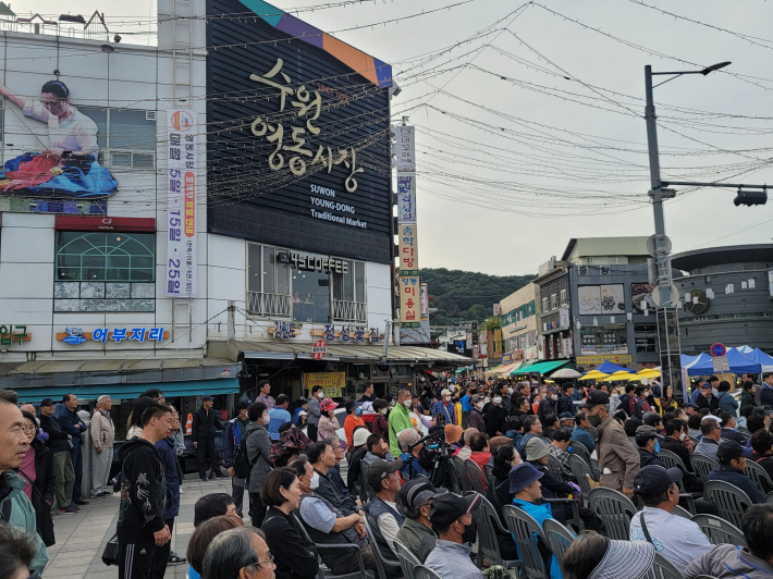 100년의 전통을 자랑하는 한복 특화 시장 300여개 점포가 있는 '영동시장'   
