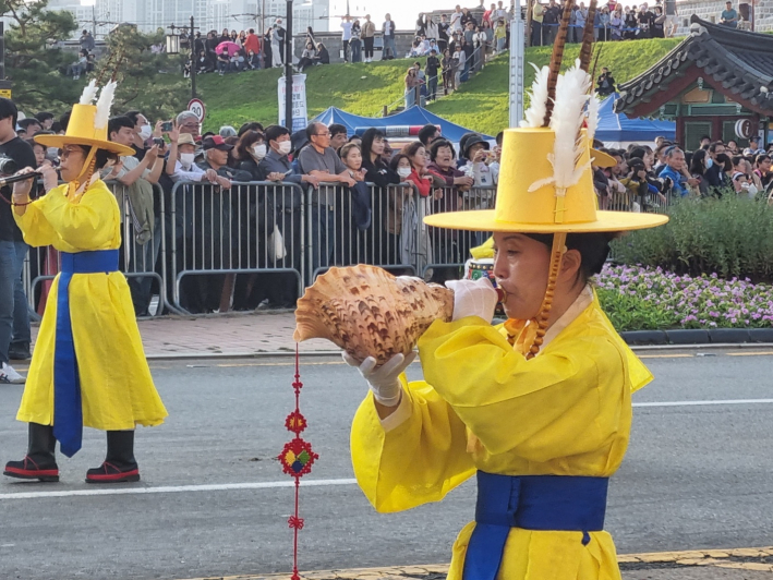 전통 군중 악기인 '나각'을 불고 있는 취타대의 모습 