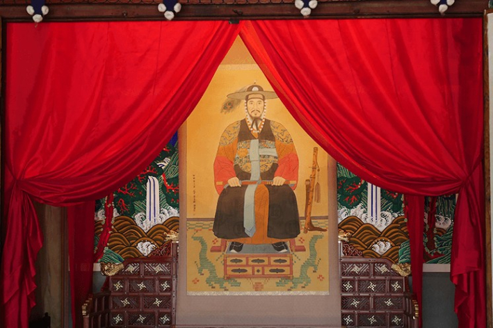 수원 여민각에 있는 정조대왕의 모습을 구현한 그림 