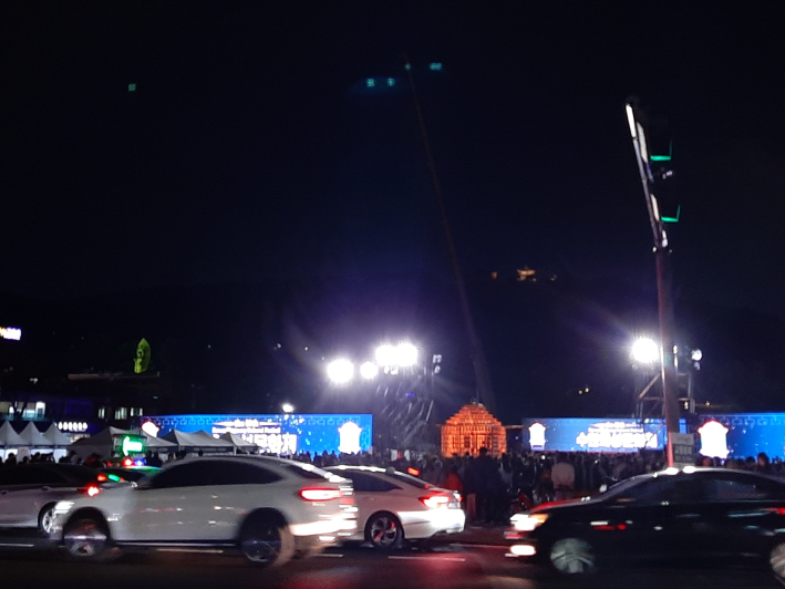 버스 정류장 '행궁광장 역'에서 하차! 미디어로드를 따라 가면 창룡문까지 야경 명소가 펼쳐진다.