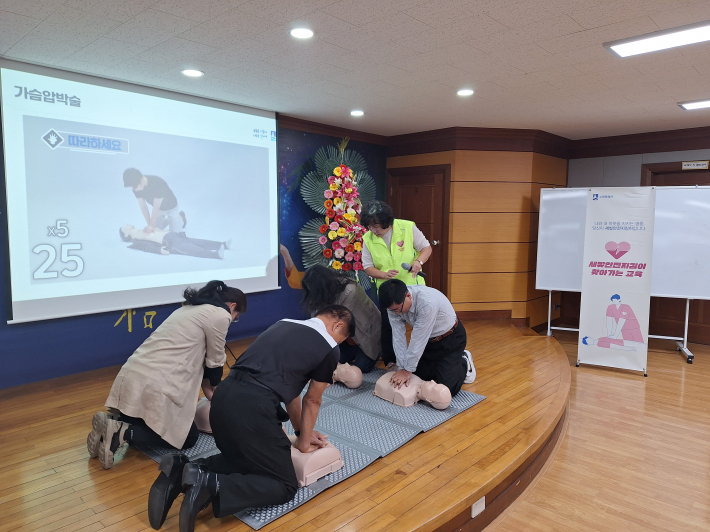 심폐소생술 실습을 하고 계시는 통장님 모습