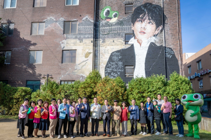 이재준 수원특례시장이 수원블루라이온스클럽 회원들과 기념사진을 촬영하고 있다