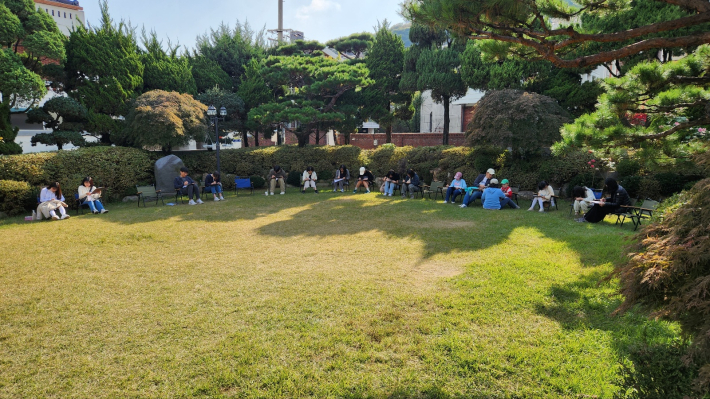  참가자들이 후소정원에서 그림을 그리고 있다.  
