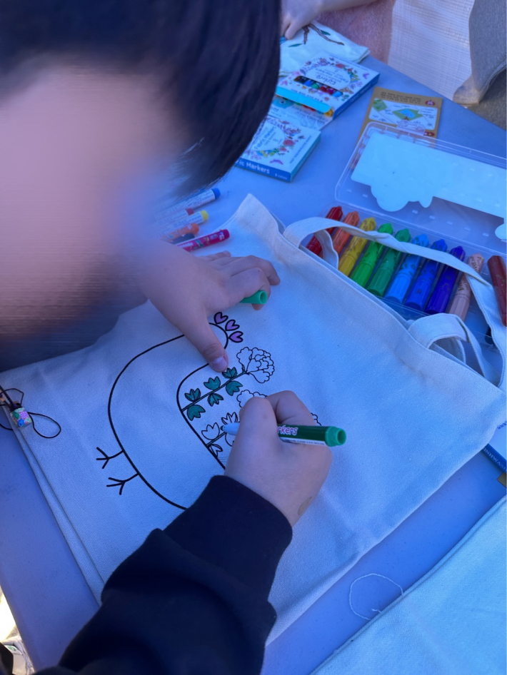 에코백 만들기에서 한 초등학생이 원하는 디자인을 선택해서 색을 칠하고 있다. 