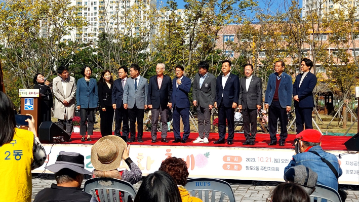 이 지역 출신 김기정 시의회 의장과 주요 내빈들