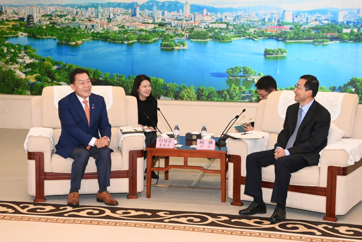 지난 30일 오후 중국 지난시에서 이재준 수원특례시장(왼쪽)과 리우창 지난시 당위원회 서기가 환담을 나누고 있다.
