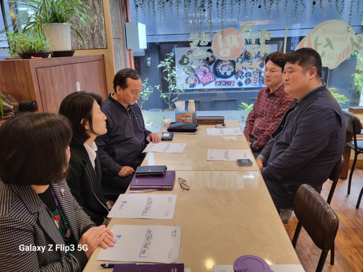 안부확인사업 참여업체 사업주 및 장안구 관계자분이 관내 식당에서 사업운영실태 확인 및 애로사항 말씀을 나누고 있다.
