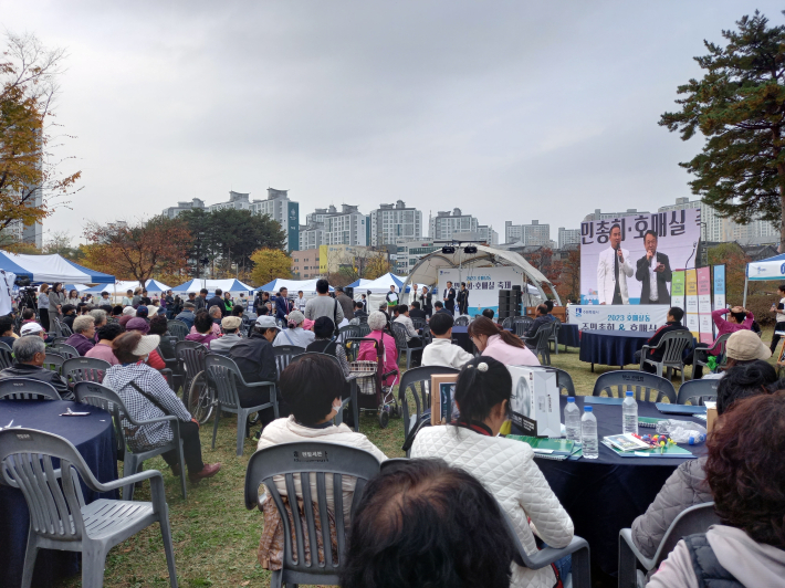 두레뜰 공원에서 열린 호매실동 주민총회와 축제. 약 300여 명이 주민이 찾아 즐거운 시간을 누렸다. 