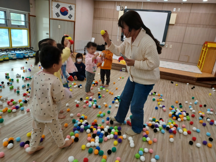세류3동 지역사회보장협의체 재능있어빌리티사업으로 시립세류어린이집 유아들이 감각놀이를 하는 모습