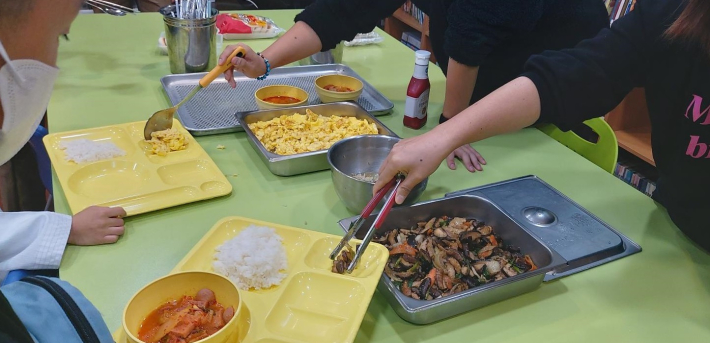 지역아동센터에서 송화버섯으로 만든 반찬을 급식으로 배식하고 있다. 