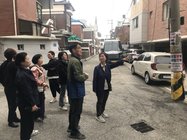 김양숙 평동장이 통장협의회와 함께 마을순찰을 실시하고 있다.