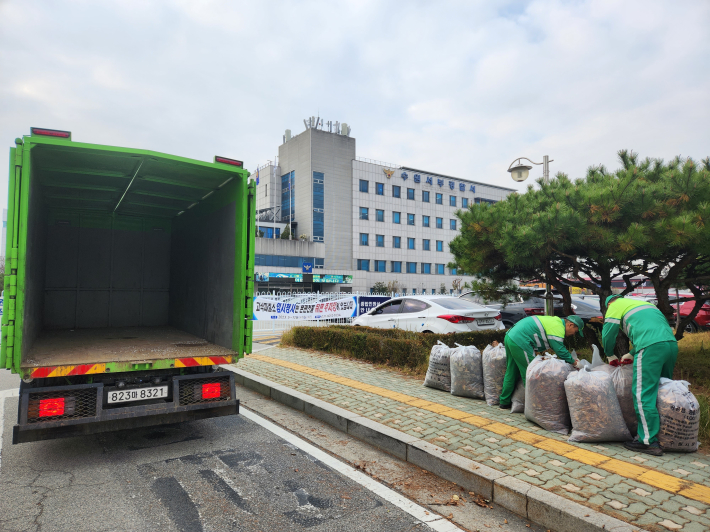 권선구 행정타운 내 합동 대청소 실시