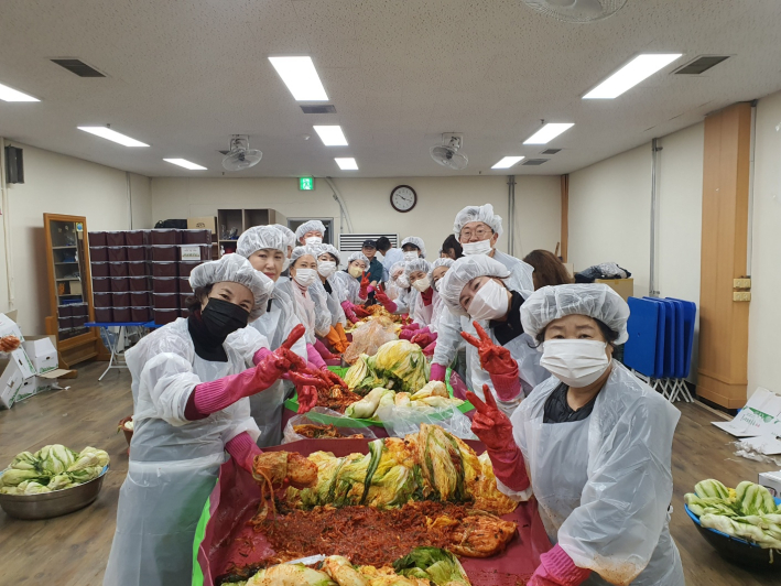 정자1동 새마을부녀회 주최로 15일 동 행정복지센터 지하 주방에서『사랑의 김장 김치』나눔사업을 진행하고 있다