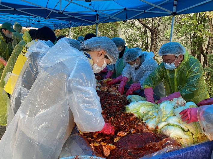 파장동 행정복지센터 뒷마당에서 김장을 하고 있다.