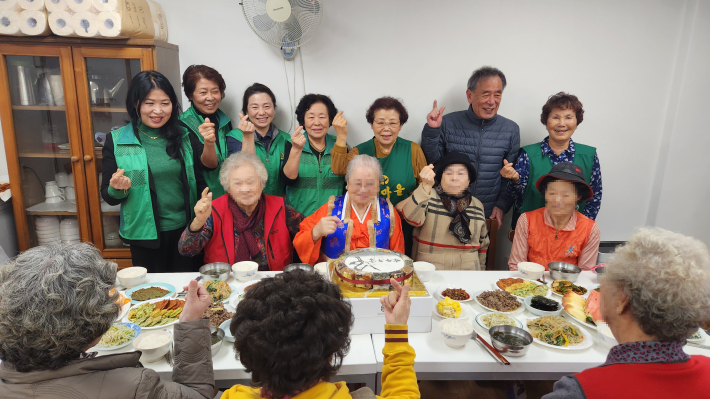 권선2동 새마을부녀회 '어르신 생신상 차려드리기'