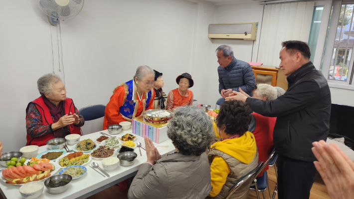 권선2동 새마을부녀회 '어르신 생신상 차려드리기'
