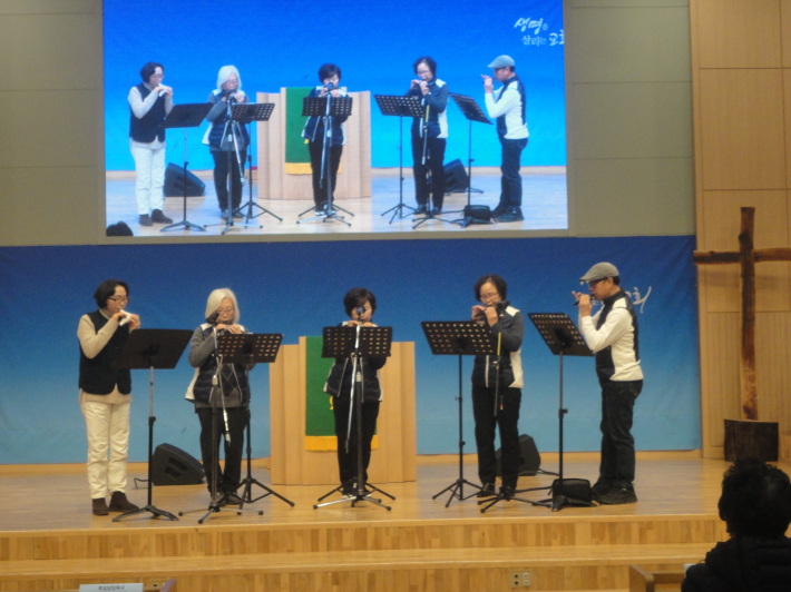 수원성교회 연주단이 '또봄오카리나를 연주하고 있다