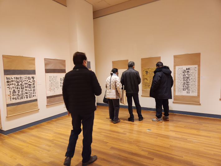 한국서예박물관 특별기획전  '한국 여성 서화가 초대전'을 관람하고 있다. 