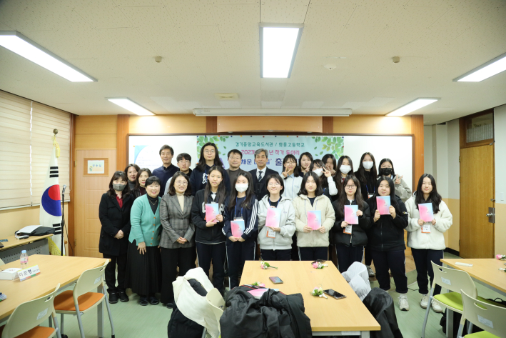 화홍고등학교에서 열린 『글로 채운 마음들』 출판 기념회  