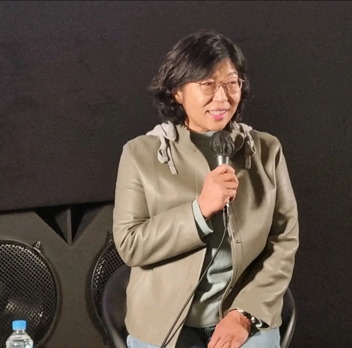 수원 미디어센터 ' 창작자의 귓속말 '에서 강연을 하고 있는 정지아 작가의 모습 