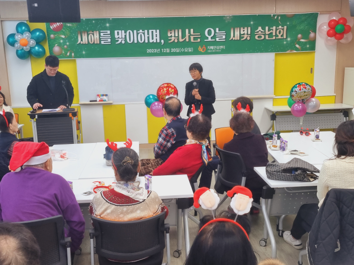 장안구치매안심센터가 송년 행사를 열고 있다.