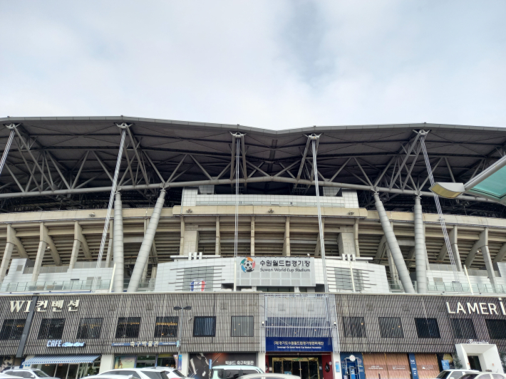수원월드컵경기장은 2002 한일 월드컵이 열린 곳이다. 현재 수원삼성블루윙즈 홈구장이다. 