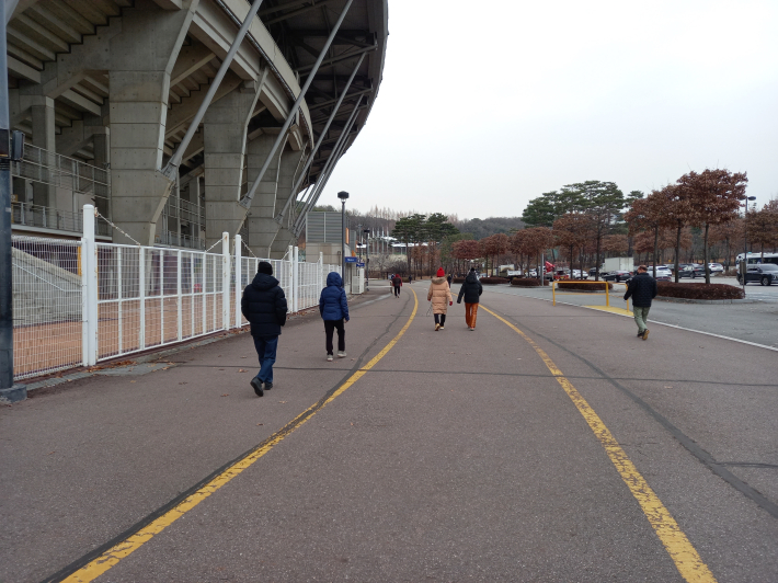 경기장을 둘러싼 인라인스케이트장. 길을 따라 걷기 운동하는 시민들이 많다. 