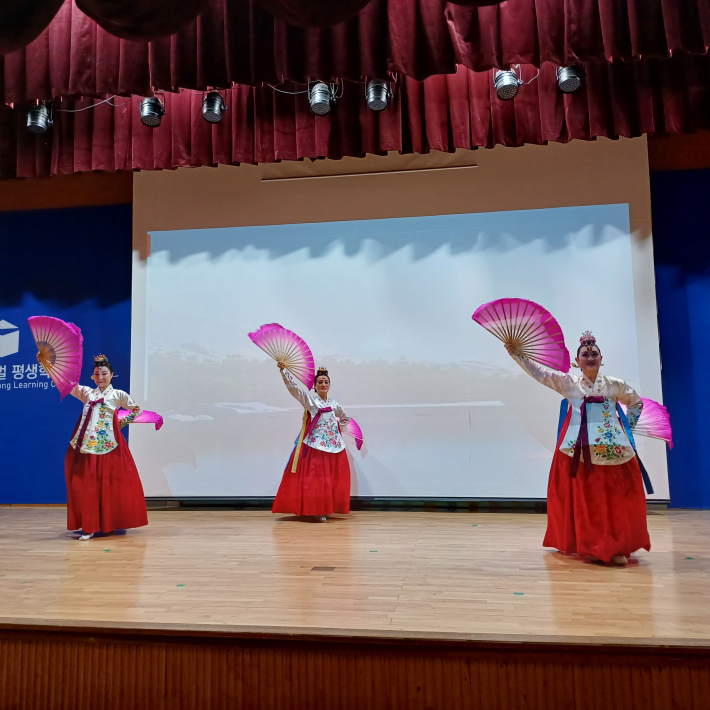 박옥희 대표와 단원의 부채춤 공연