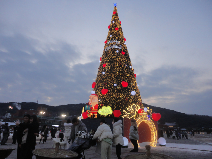 행궁광장에세운 크리스마스트리를 배경으로 기념촬영하는 시민들