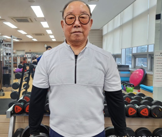 곽동환(88세) 어르신이 40kg 아령을 들고 노익장을 과시하고 있다.
