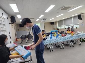 수리수리 다 수리 장난감병원에서 고장난 장난감을 수리하고 있다.     