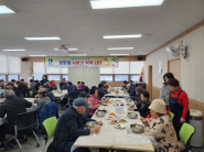 어르신들이 준비한 떡국을 맛있게 드시고 있다.